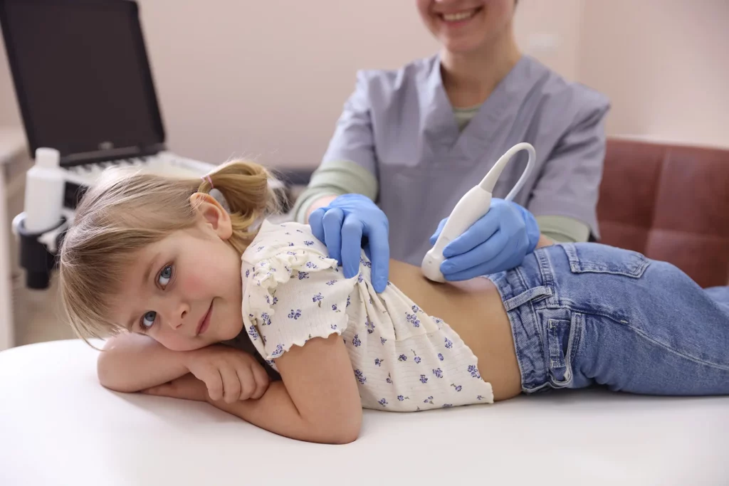 Ginekologia dziewczęca – kiedy warto zgłosić się z córką do lekarza?